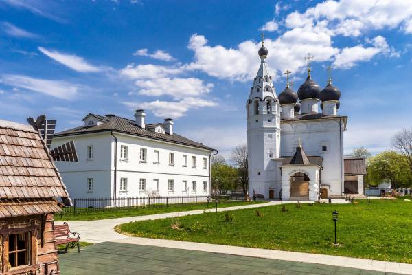 храмовые постройки в городе Верея около Москвы